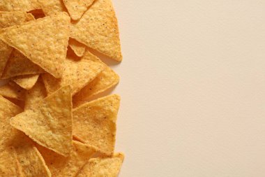 Beyaz arka planda lezzetli mısır cipsi ve nachos. en üstteki görünüm