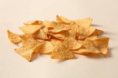 patates cipsi beyaz zemin üzerine yığını