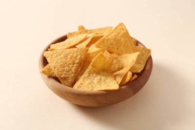 kase patates cipsi beyaz zemin üzerine