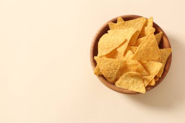 Bej arka planda lezzetli nachos cipsli kase, metin için yer