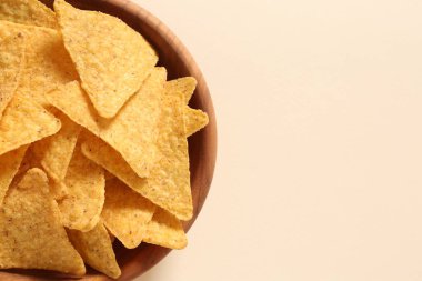 Beyaz arka planda kasede cipsli cips.