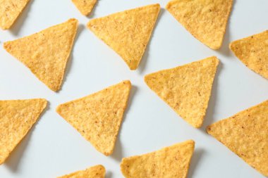 Beyaz arka planda peynirli nacho