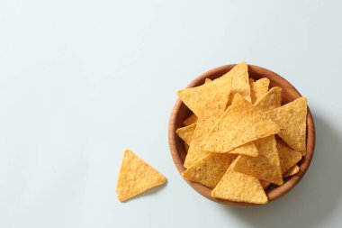 Beyaz arka planda bir kase cips.