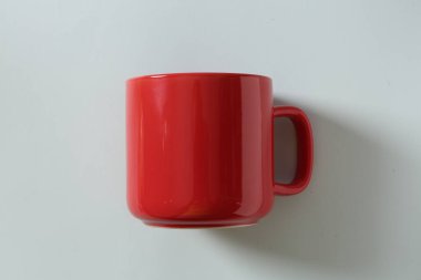 Açık arkaplanda sapı olan kırmızı kupa