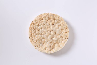 Beyaz arkaplanda beyaz şekerin üst görünümü ve metin için boşluk.