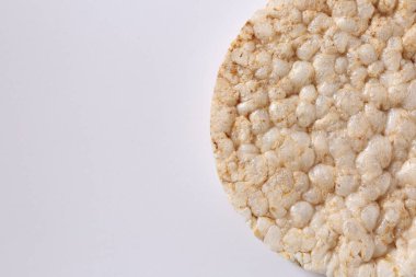 Beyaz arkaplanda yuvarlak krakerler