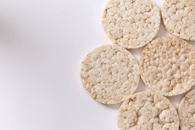 yuvarlak kurabiyeler beyaz masada.