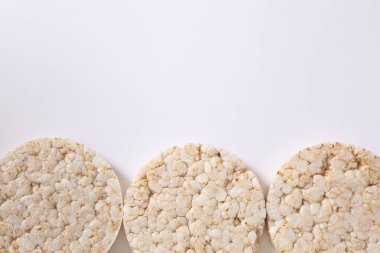 ahşap bir kase yulaf ezmeli kurabiye.