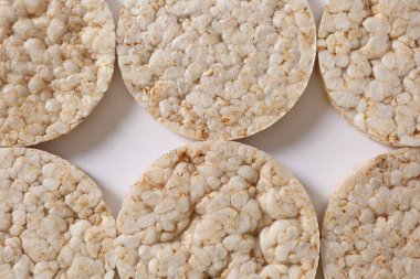 Beyaz arka planda kurabiyeler, mesaj için bir yer. Yıldızlı kurabiye. en üstteki görünüm.