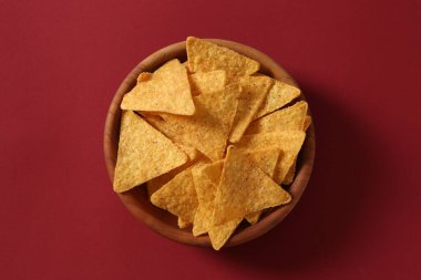 Arka planda Meksika usulü lezzetli tortilla cipsleri olan kase.