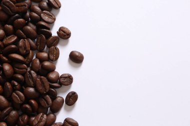 Kahverengi kahve çekirdekleri beyaz arka planda izole.