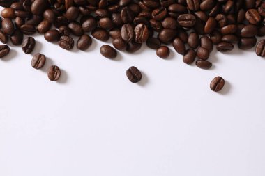 kavrulmuş kahve çekirdekleri ve beyaz arka planda kahve çekirdekleri.