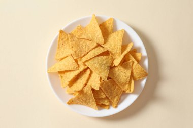 Renkli arkaplanda bir kase lezzetli cips.