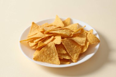 Beyaz arka planda bir kase mısır cipsi