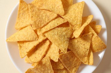 Beyaz arka planda lezzetli cipsli kase.