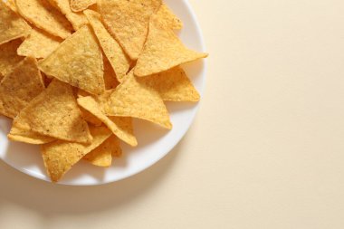 Beyaz arka planda lezzetli nacho tabakları.