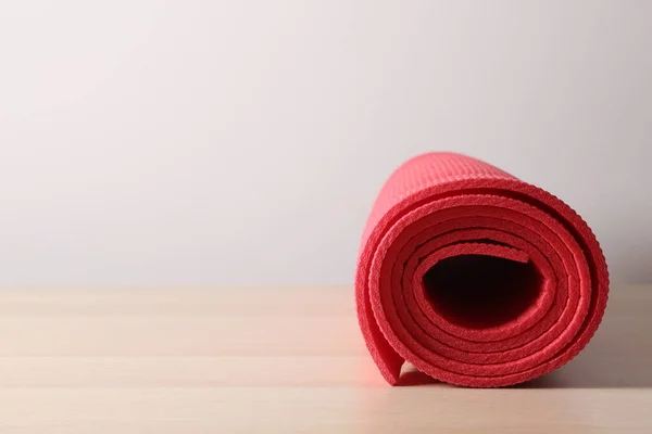 Yoga paspaslar üzerine ahşap arka plan