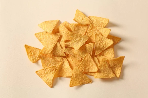 Beyaz arkaplanda patates cipsi