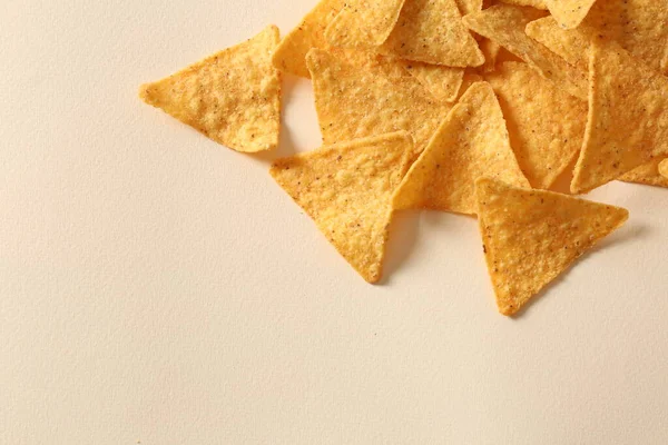 Beyaz arka planda cips. Boşluğu kopyala