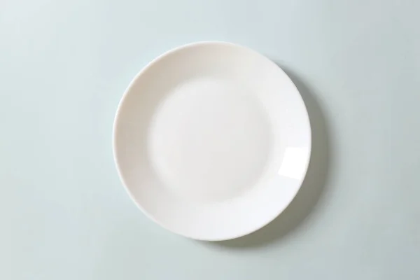 Beyaz Bir Masada Beyaz Seramik Tabak Üst Görünüm — Stok fotoğraf