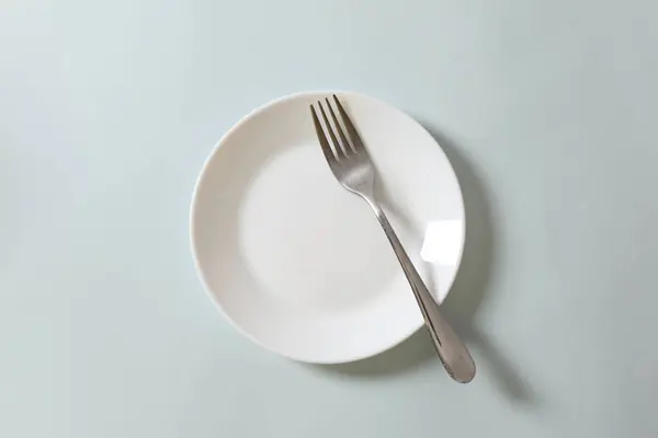 Tabak Çatal Beyaz Masaya — Stok fotoğraf