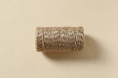 Bej arkaplanda başlık.