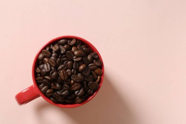 Kırmızı arka planda kahve çekirdekleri. en üstteki görünüm.