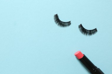 Açık bir arkaplanda rimel ve kirpikler