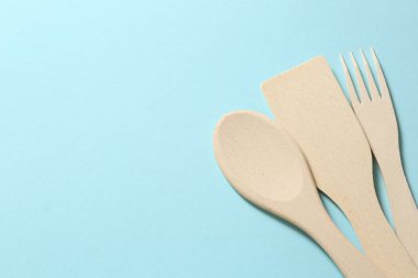 Çevre dostu kağıt tek kullanımlık çatal bıçak takımı. Mavi arka planda plastik çatal ve kaşık.