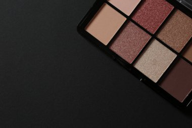 Siyah arkaplanda çeşitli kozmetik ürünleri seti, üst görünüm