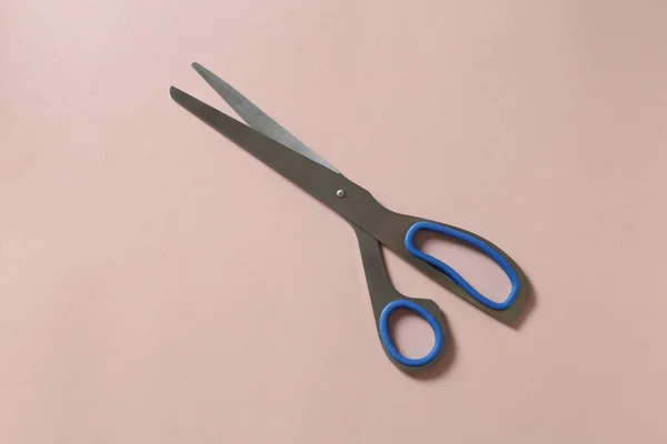 Pink Scissors Blue Background Top View — Stock Photo, Image