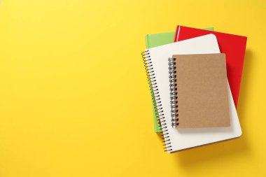 Sarı arkaplanda boş defter