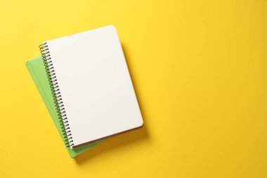 Boş defter ile renk arka plan üzerinde renkli kalemler