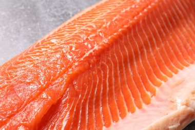 Tahtada somon filetosu.