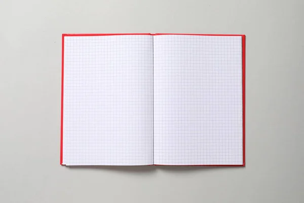 孤立与剪切路径在白色背景上的笔记本 — 图库照片