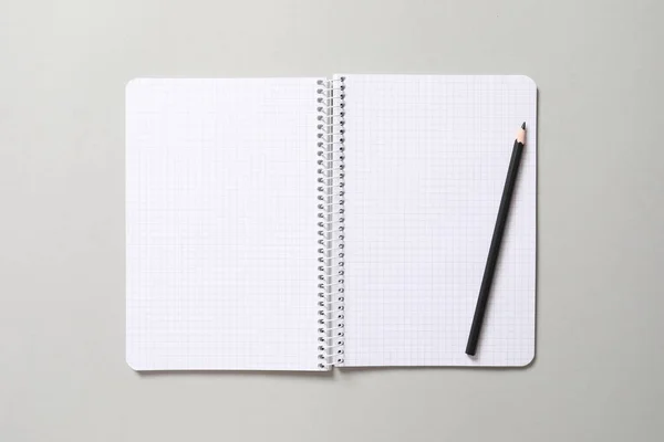 Caderno Branco Fundo Cinza Com Lápis Páginas Branco — Fotografia de Stock