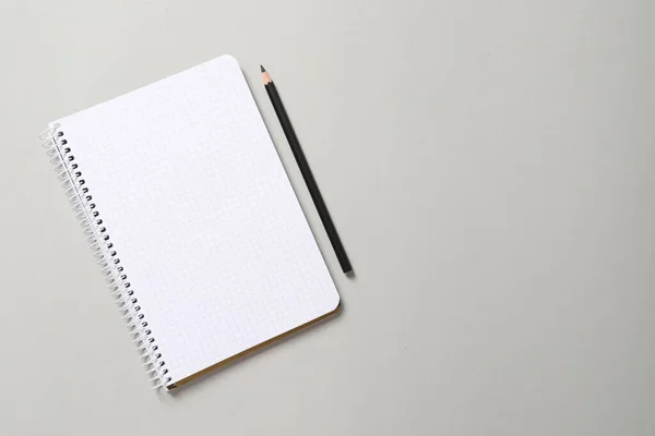 Weißes Notizbuch Und Bleistift Auf Weißem Tisch — Stockfoto