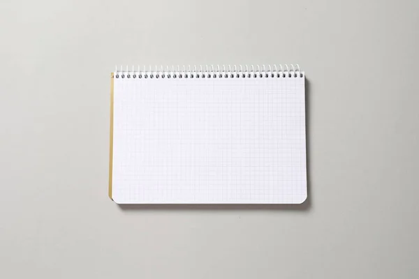 Cuaderno Espiral Blanco Lápiz Sobre Fondo Blanco —  Fotos de Stock