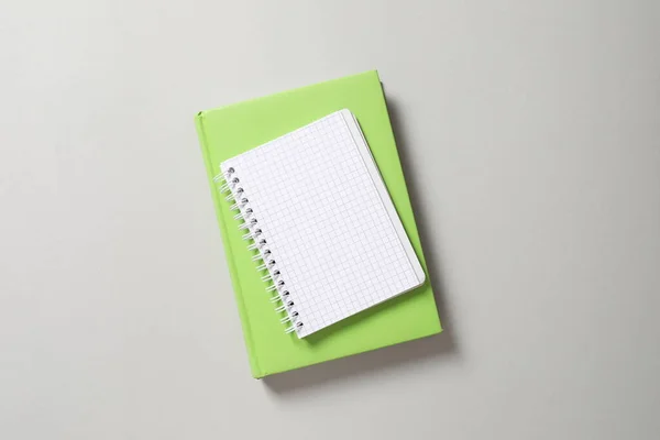 Grünes Blanko Notizbuch Auf Weißem Hintergrund Flach Gelegt Raum Für — Stockfoto