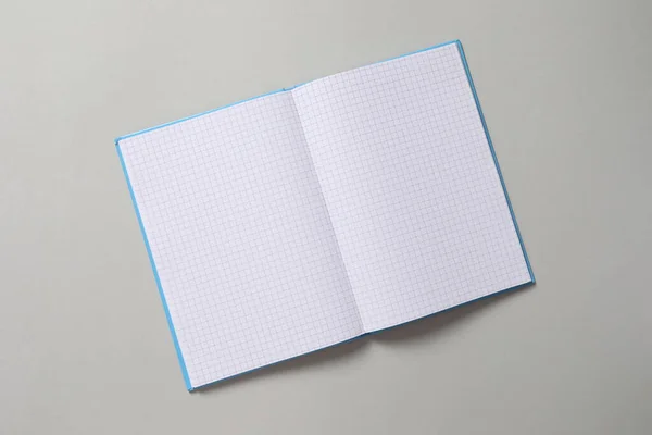 灰色背景空白白色笔记本 — 图库照片