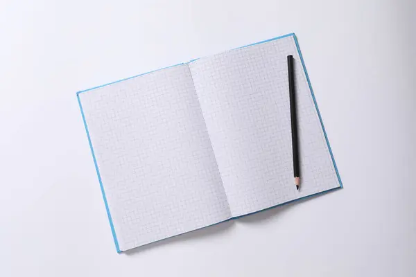 Notebook Branco Sobre Fundo Azul — Fotografia de Stock