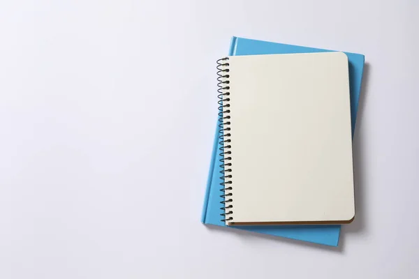 Notebook Aperto Con Copertina Spirale Bianca Sfondo Bianco Con Spazio — Foto Stock