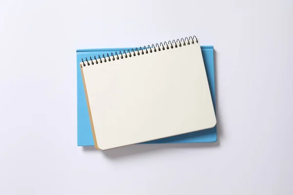 Κενό Σημειωματάριο Και Στυλό Που Απομονώνονται Λευκό Φόντο — Φωτογραφία Αρχείου