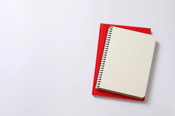 Notebook Met Rood Lint Geïsoleerd Witte Achtergrond — Stockfoto