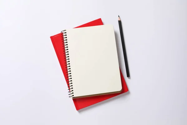 Κενό Σημειωματάριο Κόκκινο Μολύβι Που Απομονώνεται Λευκό Φόντο — Φωτογραφία Αρχείου