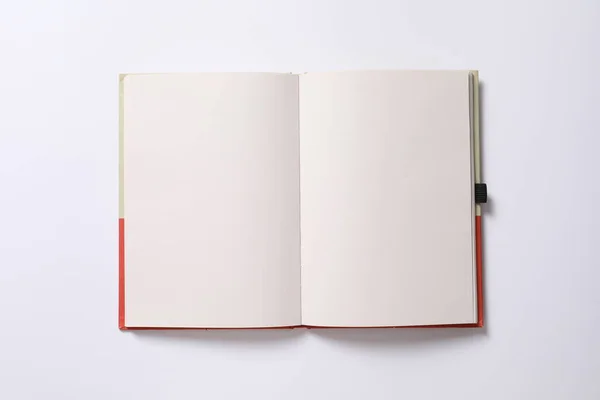 Leeres Buch Auf Weißem Hintergrund — Stockfoto
