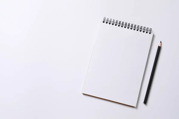 白い背景の鉛筆が付いているノート 平らな層 — ストック写真