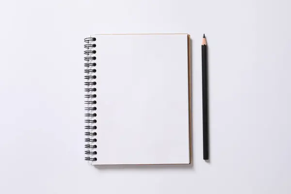 Blanco Notitieboekje Met Potlood Pen Witte Achtergrond — Stockfoto