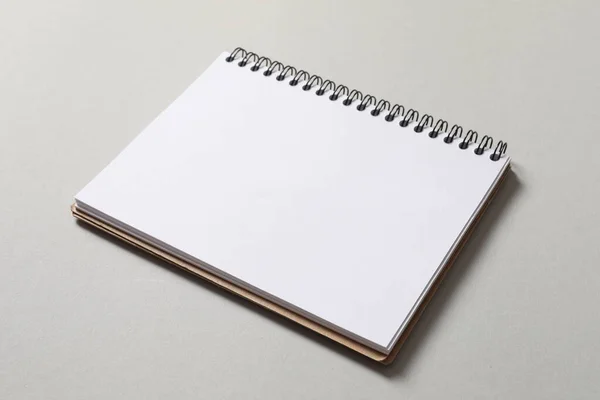 Notebook Egy Üres Papírlapot Szürke Háttér — Stock Fotó
