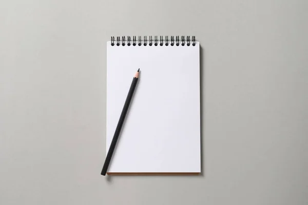 Caderno Branco Branco Com Lápis Sobre Fundo Branco Mock — Fotografia de Stock